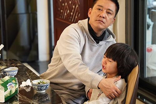 Con út quấy khóc khi ăn, Tuấn Hưng 'bật' chế độ nghiêm khắc