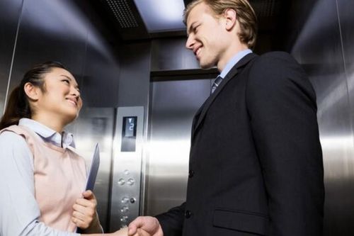 Gặp sếp trong thang máy: Người EQ thấp chỉ biết chào, người EQ cao nói 3 câu khiến tương lai khác hẳn