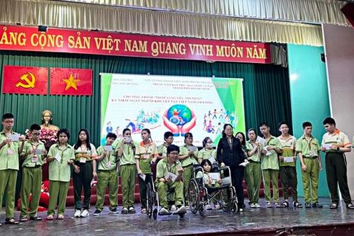 'Thắp sáng yêu thương': Nâng bước trẻ khuyết tật hòa nhập bằng nghị lực và sẻ chia