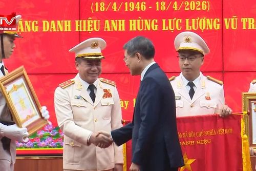 Trung tướng Nguyễn Thanh Tùng - Giám đốc CATP Hà Nội đón nhận danh hiệu Anh hùng Lực lượng vũ trang nhân dân