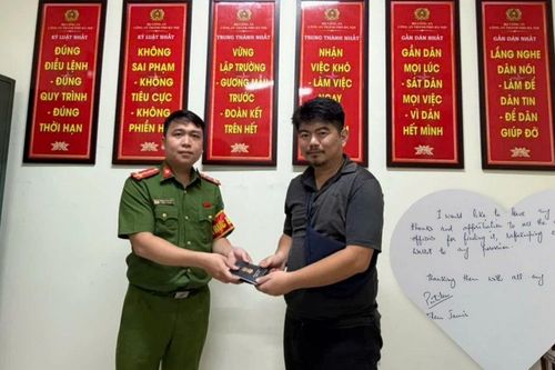 Du khách Ấn Độ cảm ơn Công an Hà Nội bằng tất cả trái tim