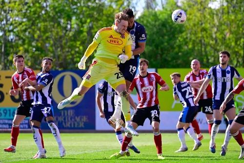 Thủ môn ghi bàn phút 90+6 giúp Cardiff thăng hạng Championship