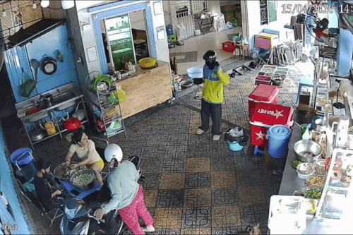 Shipper làm đổ hỏng đơn trà sữa, chủ quán TP.HCM phản ứng gây sốt