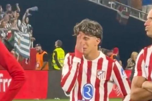 Cầu thủ Atletico khóc nức nở
