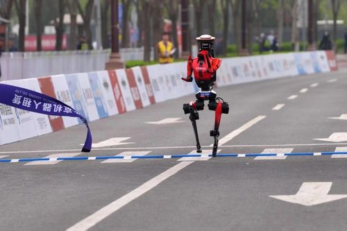 Robot Trung Quốc phá kỷ lục chạy bán marathon của con người