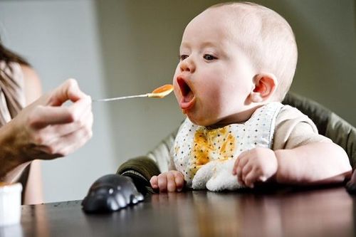 Trẻ nên bắt đầu ăn dặm như thế nào?