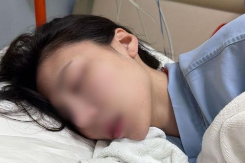 Cô gái co giật vì bị xịt 'nước lạ' vào mặt ở lễ hội Songkran