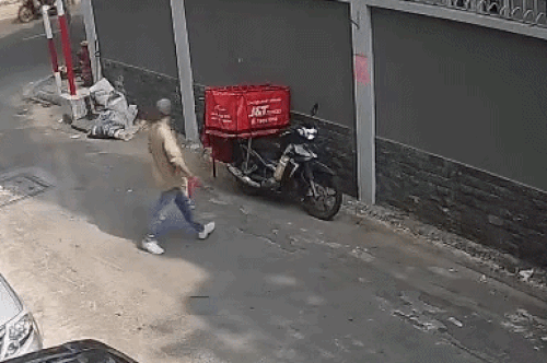 Shipper TP.HCM bị trộm xe lẫn giỏ hàng trong tích tắc khi giao đơn