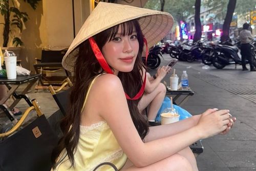 'Nữ thần trượt băng' Malaysia đội nón lá, uống cà phê ở TP.HCM