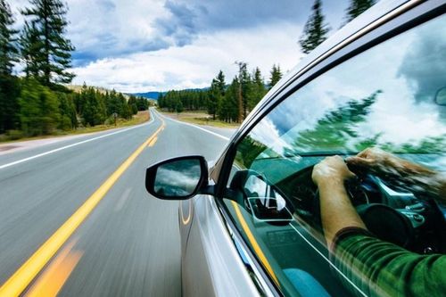 Lái xe cao tốc cuối tuần: An toàn từ những nguyên tắc cơ bản