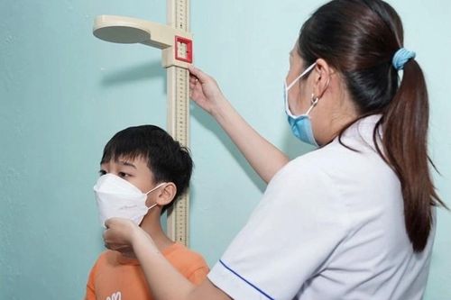 Trẻ thừa cân dễ dậy thì sớm, mất cơ hội phát triển chiều cao tối đa