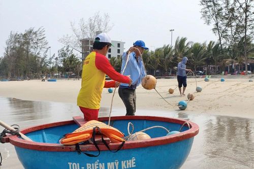 Khoanh vùng khu vực tắm biển an toàn tại Mỹ Khê trước mùa cao điểm du lịch