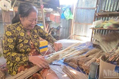 Giữ lửa làng nghề bó chổi cọng dừa Vĩnh Chánh