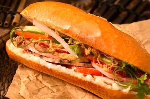 Hơn 20 người nhập viện nghi ngộ độc sau ăn bánh mì tại Nghệ An