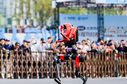 Robot hình người phá kỷ lục của con người tại giải chạy bán marathon ở Trung Quốc