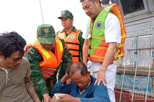 Kịp thời cứu nạn ngư dân bị chấn thương nặng