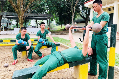 Chiến sĩ mới tích cực rèn thể lực