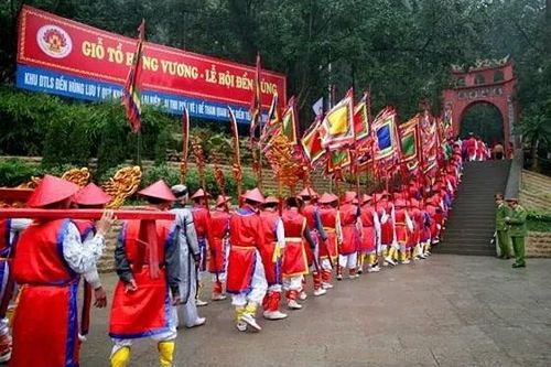 Tháng Ba, về đất Tổ