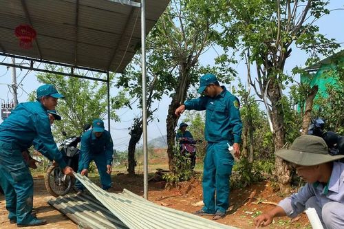 Mưa kèm lốc xoáy làm tốc mái 25 căn nhà tại Quảng Ngãi