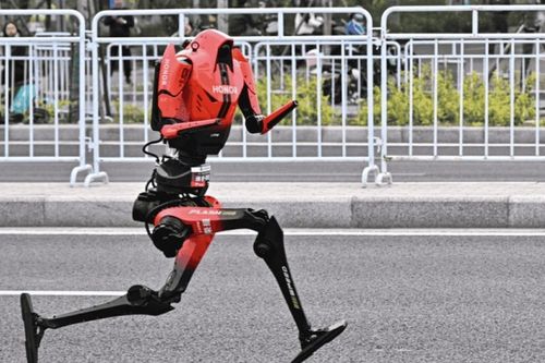 Robot hình người tham gia giải chạy bán marathon cùng người thật tại Trung Quốc