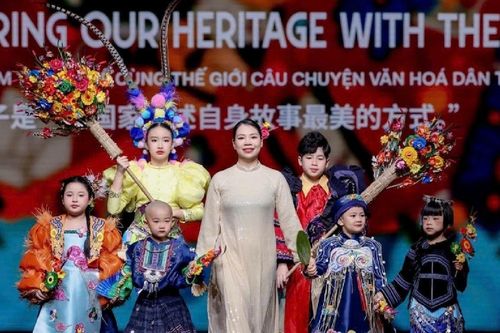 Mẫu nhí Việt kể chuyện văn hóa bằng ngôn ngữ thời trang