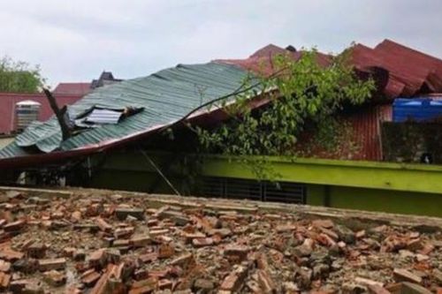 Dông lốc, mưa đá làm 1 người chết, 4 người bị thương, hàng nghìn ngôi nhà hư hỏng