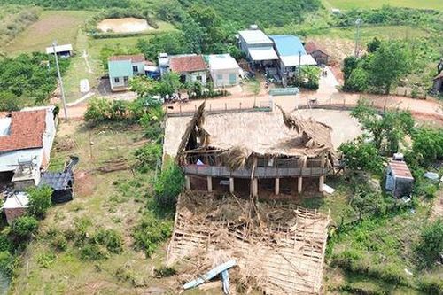 Mưa đá, dông lốc làm sập 2 nhà rông, tốc mái hàng chục nhà dân ở Quảng Ngãi