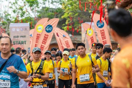 Hơn 1.300 người tham gia giải leo núi Yên Tử
