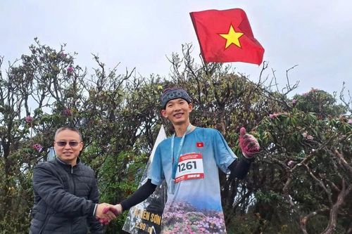 Hơn 300 vận động viên thi leo lên ngọn núi cao gần 3.000 mét tại Lai Châu