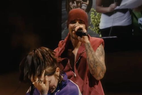Billie Eilish gào thét, lăn lộn trước Justin Bieber