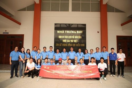 'Tiếp nối hào khí cách mạng - Thắp lửa khát vọng đổi mới'