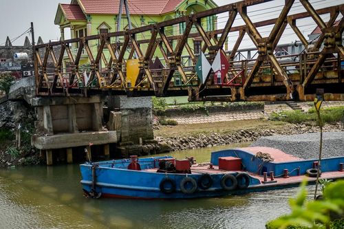 Cầu ở Ninh Bình bị cấm lưu thông, người dân nói lý do vẫn liều mình trèo rào vượt qua