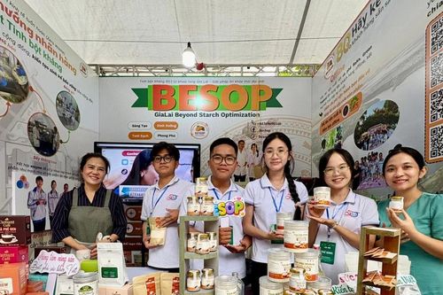 Cô hiệu trưởng mặc tạp dề, phụ học sinh bán hàng tại cuộc thi khởi nghiệp
