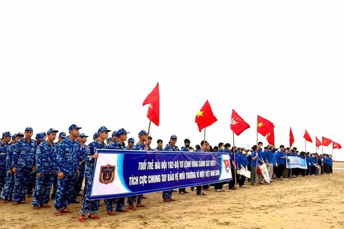 Cảnh sát biển ra quân làm sạch môi trường biển