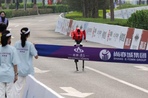 Robot hình người lập kỷ lục tại giải chạy bán marathon ở Trung Quốc