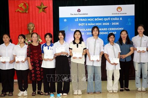 Trao học bổng Quỹ châu Á cho nữ sinh vượt khó tại Ninh Bình