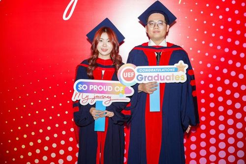 Ngưỡng mộ cặp vợ chồng cùng tốt nghiệp Thạc sĩ loại xuất sắc