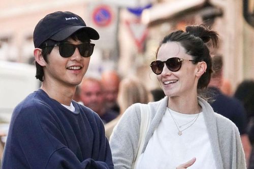 Lần đầu tiên của Song Joong Ki và bà xã Katy Louise Saunders