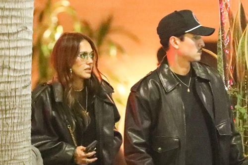 Jessica Alba tình tứ bên bạn trai kém 11 tuổi trên phố