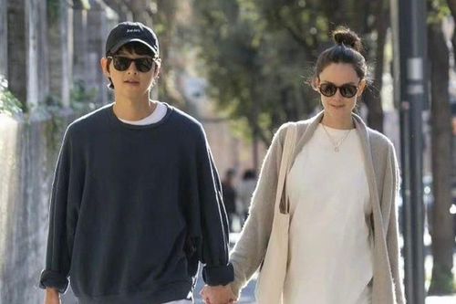 Song Joong Ki lần đầu cùng Katy Louise Saunders xuất hiện tại sự kiện, nhan sắc bà xã 'gây bão'
