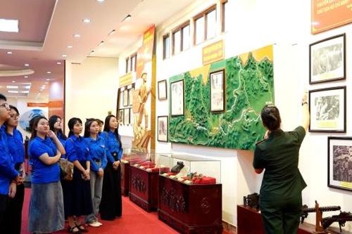 Đoàn Thanh niên Báo Công Thương tham quan, học tập tại Sư đoàn 308