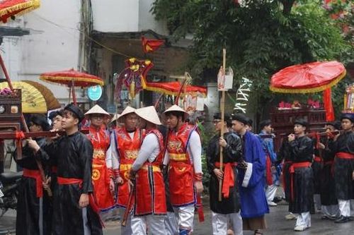 Linh thiêng lễ rước kiệu Mẫu đền Vũ Thạch giữa phố cổ Hà Nội