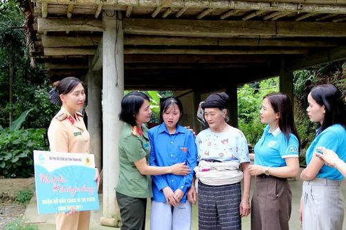 “Có bàn tay mẹ, con ấm no”