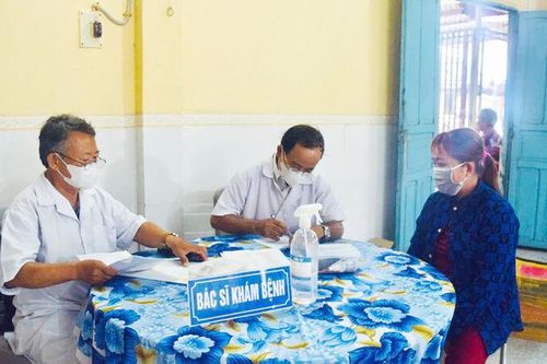 Khám bệnh, cấp phát thuốc và trao quà cho người dân có hoàn cảnh khó khăn xã Bình Hòa
