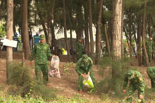 Hơn 900 người ra quân dọn vệ sinh môi trường dọc tuyến đường Nguyễn Tất Thành