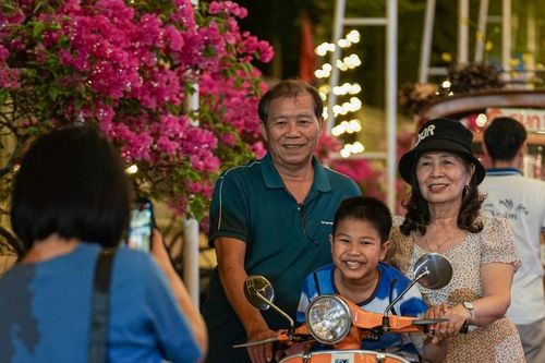 Phố đi bộ phường Bàn Thạch nhộn nhịp khách tham quan