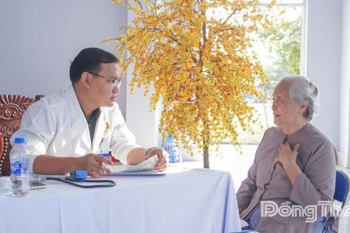 Bệnh viện Quân y 120: Khám bệnh, cấp thuốc miễn phí và tặng quà cho người dân phường Long Thuận