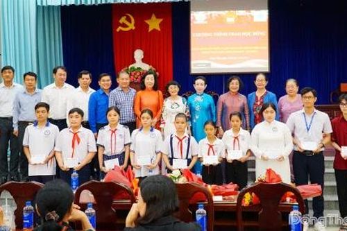 Đồng Tháp: Trao học bổng khuyến học, khuyến tài, tiếp sức học sinh, sinh viên vượt khó