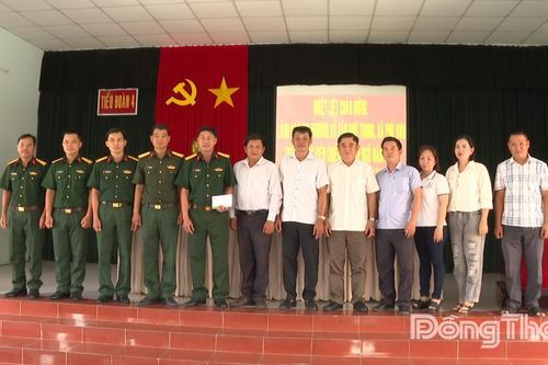 Lãnh đạo xã Phú Hựu và Tân Phú Trung thăm, động viên chiến sĩ nhập ngũ