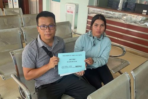 Nhóm từ thiện Chư Prông hỗ trợ 40 triệu đồng cho bệnh nhân khó khăn